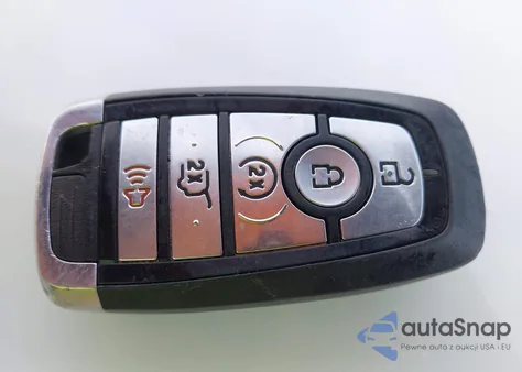 2020 Ford Escape Titanium z USA, uszkodzony, nr VIN 1FMCU9J99LUB09889